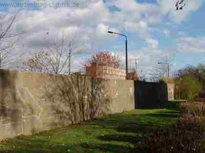 B_1990/Stasi_Mauer_w.jpg