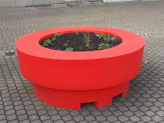 B_2020/2020_05_04_Neuer_Blumenkuebel_Halber.jpg