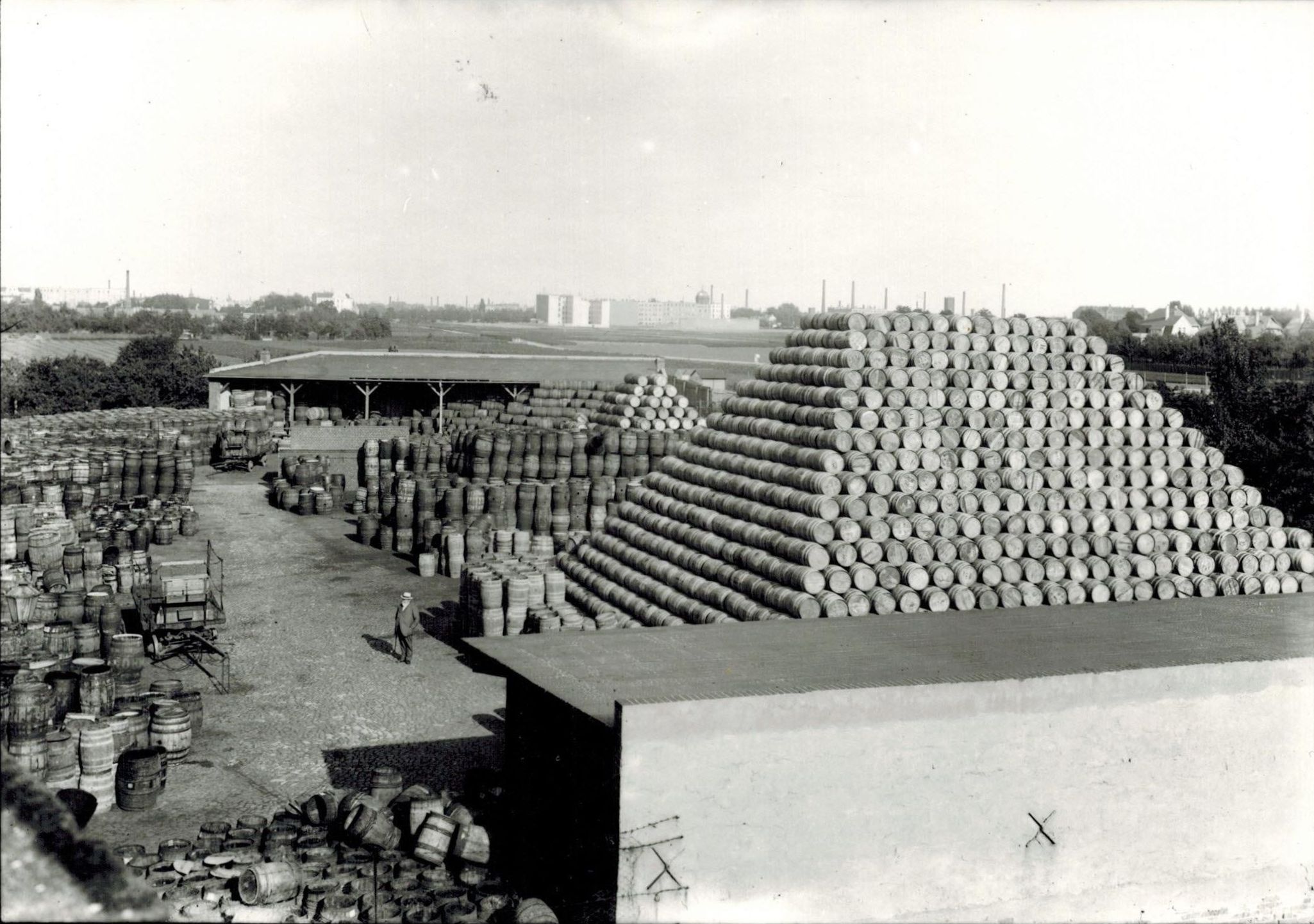 Blick auf des Fasslager der Firma Frisch - 1