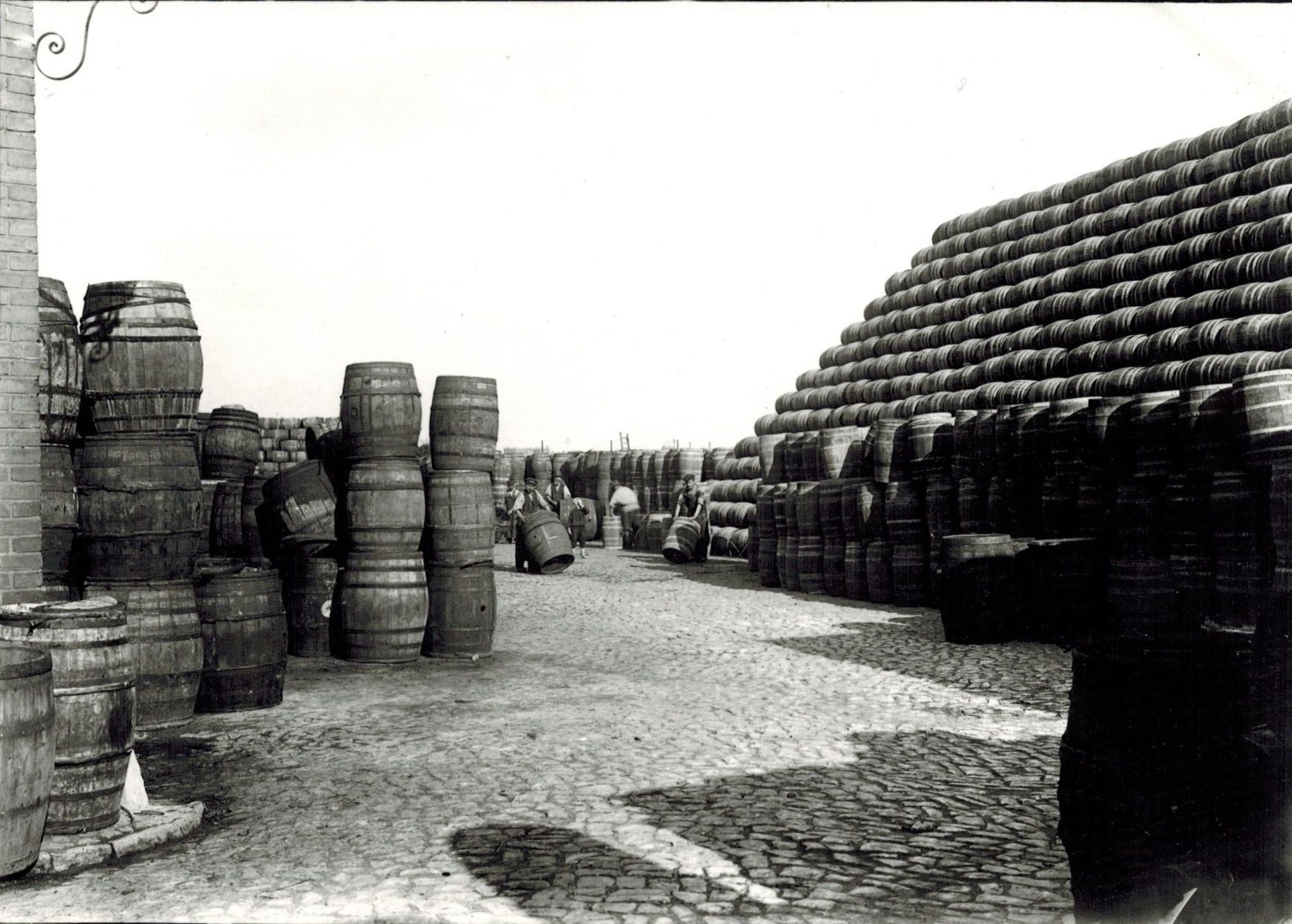 Blick auf des Fasslager der Firma Frisch - 2